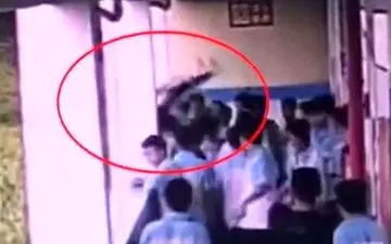 لحظه پرتاب دانش‌آموز از طبقه چهارم مدرسه!