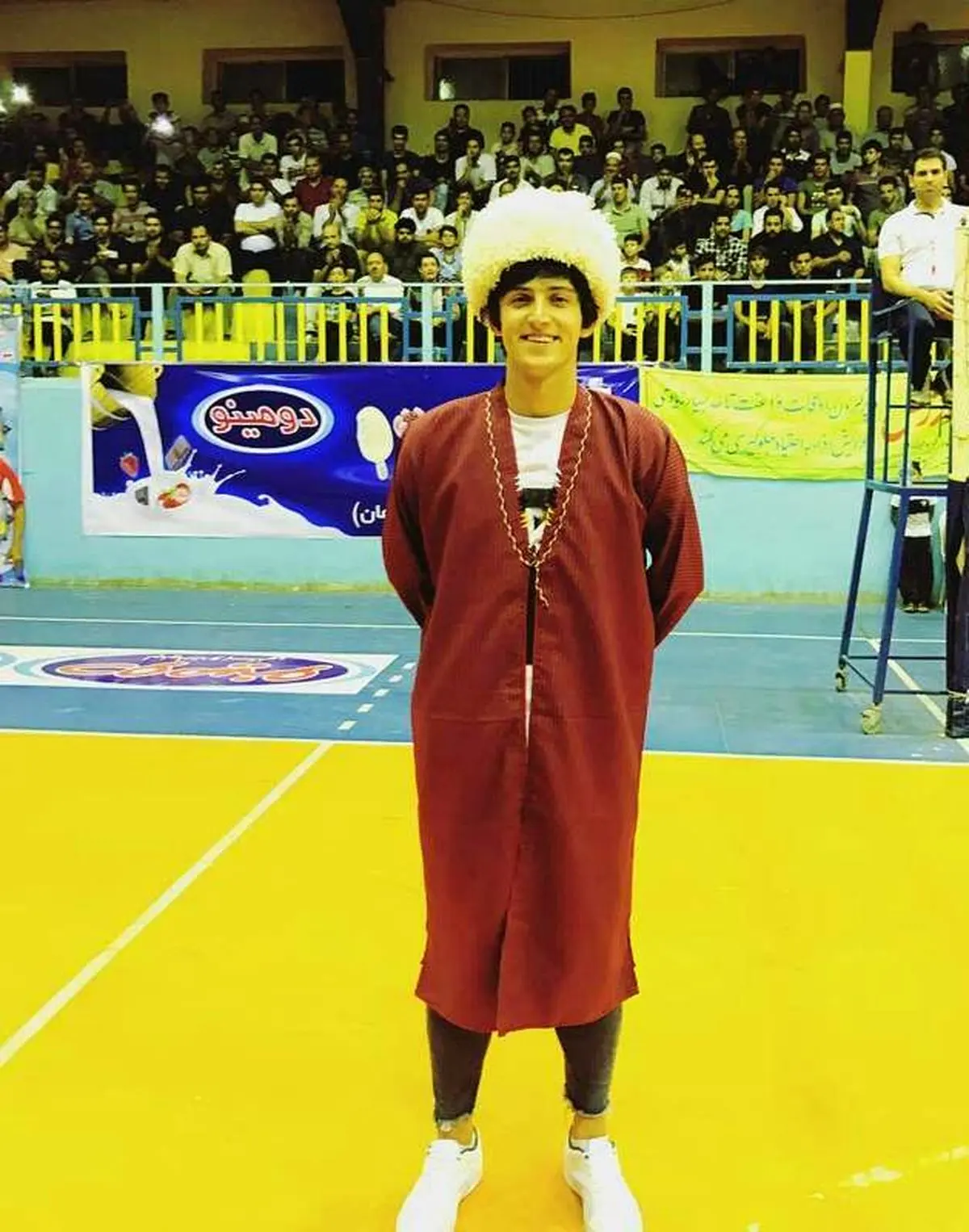عکس/ سردار آزمون با لباس ترکمنی در زمین والیبال