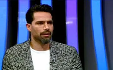 سوتی عجیب امیرحسین صادقی در برنامه زنده!