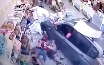 لحظه ورود یک خودرو به داخل مغازه + فیلم