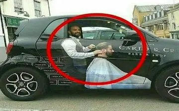 عکس/ خلاقیت جالب یک آرایشگر برای تبلیغ کارش