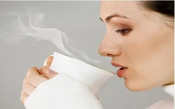 فواید نوشیدن منظم آب گرم در صبح