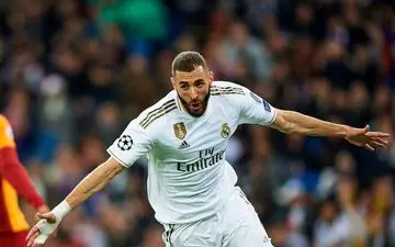 بنزما از مهاجم افسانه‌ای گذر کرد