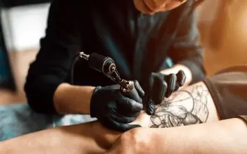 خالکوبی، تهدیدی مادام‌العمر: کشف تأثیر جوهر بر سیستم ایمنی و واکنش به واکسن‌ها