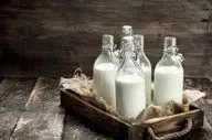 اشتباه رایج قبل از خواب: شیر گرم بنوشیم یا سرد؟