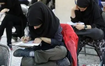 ژست جالب نشستن خانم داوطلب!