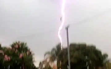  شکار لحظه برخورد رعد و برق به تیر چراغ برق + فیلم 