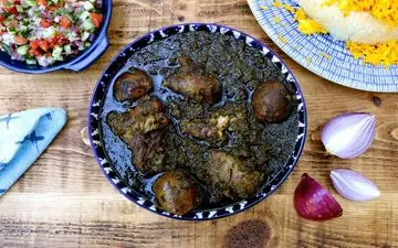 طرز تهیه قورمه سبزی خوشرنگ و جا افتاده با طعم عالی با مرغ مجلسی