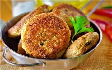 این غذای خوشمزه و ارزان را امتحان کن/ کوکو کلم و هویج را این طوری بپز