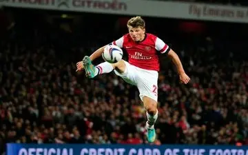 پیشنهاد مربیگری در قزاقستان به مهاجم پیشین آرسنال