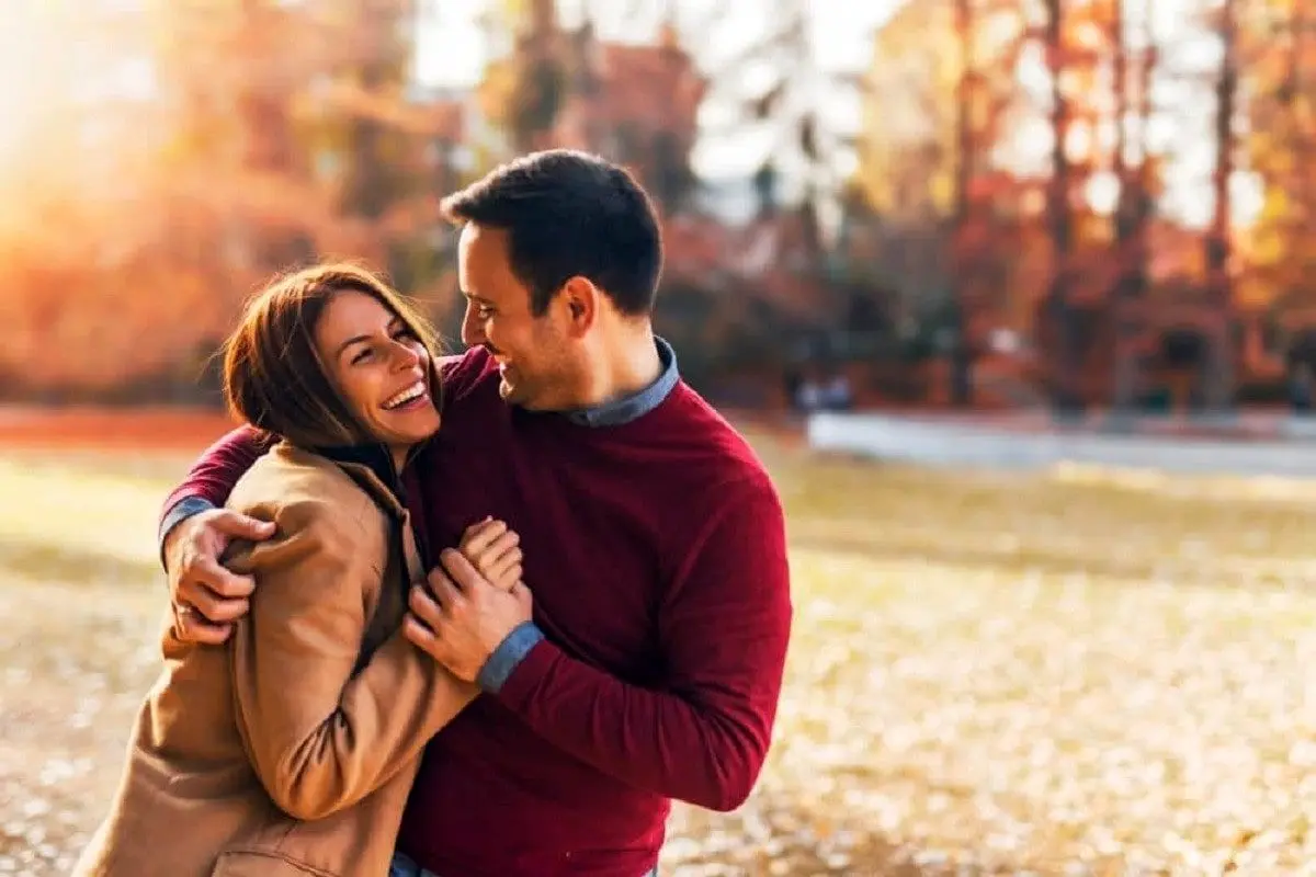 نشانههای پنهان مرد عاشق؛ علائم رفتاری و فیزیکی جذاب