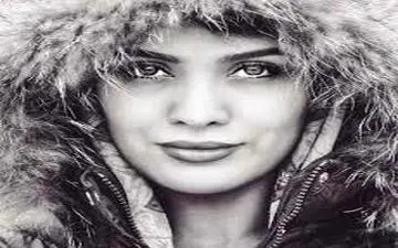 سلفی توماشینی ریحانه رضی؛ بازیگر تئاتر