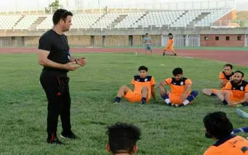 گل‌محمدی : داور دیدار برابر خیبر خرم آباد سرمان را برید/ از داوری بسیار متضرر شدیم