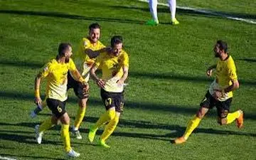 تیم فوتبال سپاهان بدون سرمربی‌ به مصاف پیکان می‌رود
