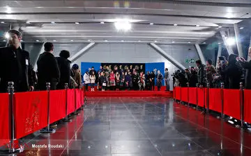 کارگردان "ترومای سرخ" اجرای این اثر را به شهدای آتش نشان تقدیم کرد/ فرش قرمز با حضور پریوش نظریه پهن شد