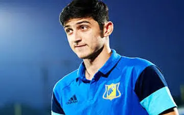 صمیمیت سردار آزمون با دختر هوادارش