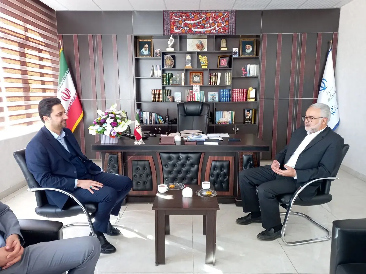 دیدار مدیر شعب بانک قرض‌الحسنه مهر ایران با فرماندار کرمانشاه