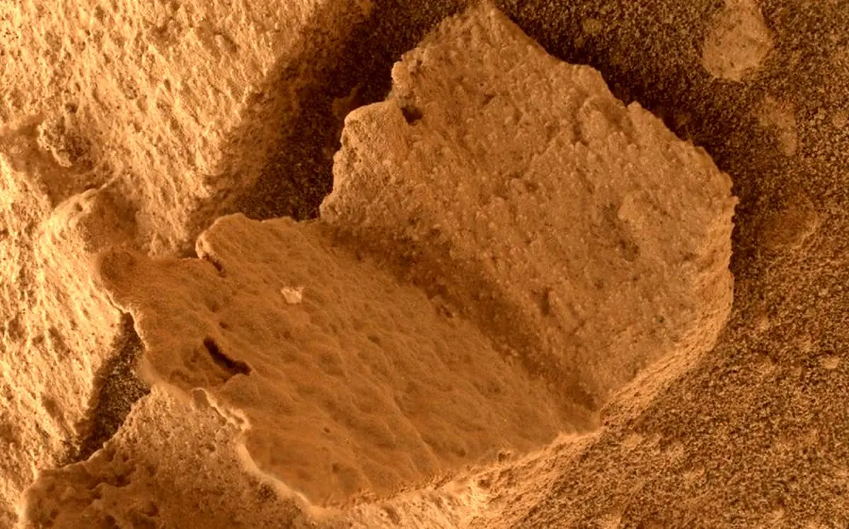 کتاب سنگی عجیب در مریخ کشف شد+عکس