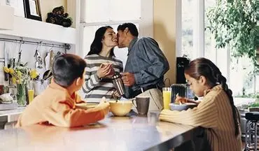 بوسیدن همسر در مقابل فرزندان| فواید و معایب بوسیدن همسر در مقابل فرزندان را بدانید