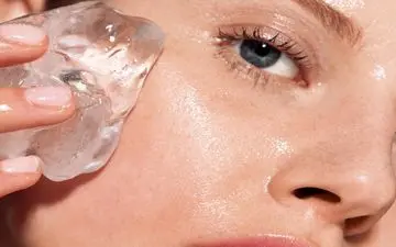 روش‌های ساده و کارآمد برای جوانسازی پوست با استفاده از یخ
