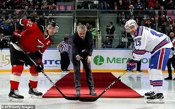 اتفاقی جالب برای مربی مطرح فوتبال در زمین هاکی روی یخ