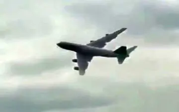 مهارت خلبان در اجرای پرواز در ارتفاع کم با بوئینگ 747 +فیلم