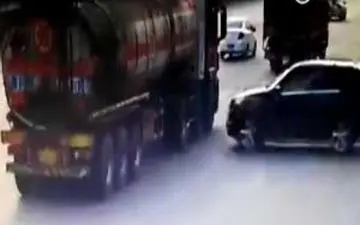 مرسدس بنزی که یک تریلی را نصف کرد! + فیلم