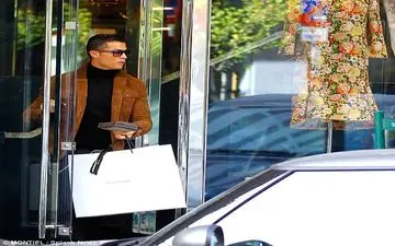 رونالدو و هدیه‌اش سوژه عکاسان شد