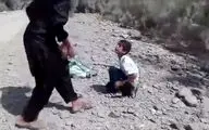 فیلم شکنجه 2 پسر بچه ایرانی توسط جوان بی‌وجدان/ تماشای این کلیپ به افراد زیر14 سال توصیه نمی‌شود 