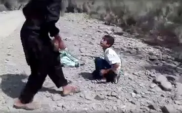 فیلم شکنجه 2 پسر بچه ایرانی توسط جوان بی‌وجدان/ تماشای این کلیپ به افراد زیر14 سال توصیه نمی‌شود 