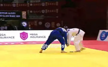  حین مسابقه، موبایل از جیب جودوکار افتاد و محروم شد!