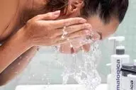 آب گرم یا آب سرد: کدام برای شستن صورت شما بهتر است؟