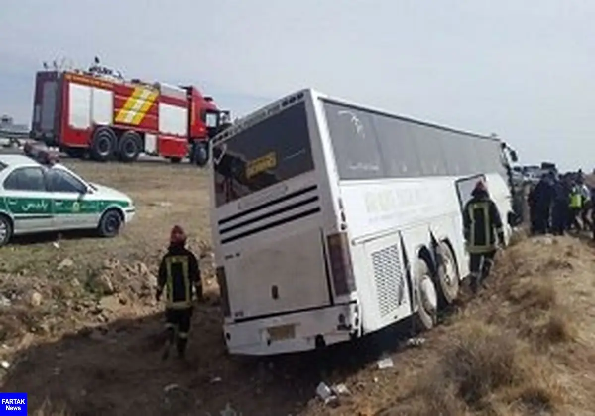 برخورد اتوبوس با کامیون در آزادراه تهران ساوه ۱۲ مصدوم بر جای گذاشت