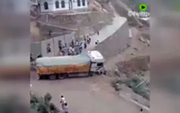 لحظه سقوط راننده ناشی به دره با کامیون!
