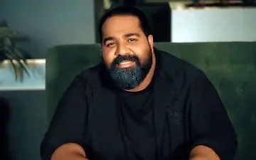 هم خوانی فوق العاده جالب دختر جوان با رضا صادقی/ خیلی احساسی + ویدئو