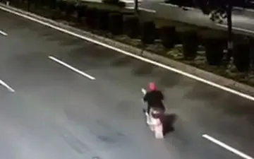 ویدیو| خلاف رفتن در اتوبان منجر به مرگ دردناک راننده موتور شد!