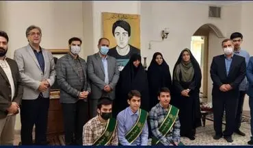 
 دیدار شهرداران مدارس از خانواده شهید دانش‌آموز دفاع مقدس