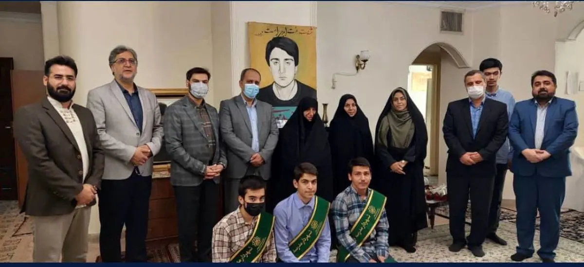 
 دیدار شهرداران مدارس از خانواده شهید دانش‌آموز دفاع مقدس