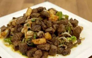 آشنایی با طرز تهیه یک غذای محبوب پاکستانی: سنگدان، دل و جگر مرغ | فیلم