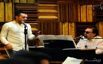 "اشکان خطیبی" در حال تمرین با استاد چشم آذر برای اجرای کنسرت + عکس