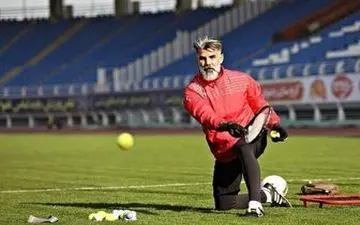 
واکنش مربی دروازه بانان پرسپولیس به اتفاقات اخیر این تیم+ عکس 