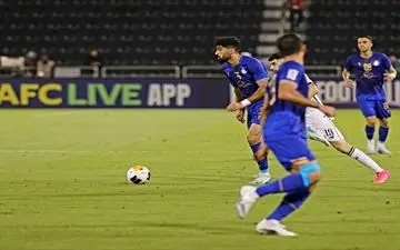 بازیکن آبی پوش به گل‌گهر می‌رسد

