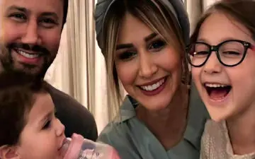 خودنمایی متفاوت سپیده بزمی پور در رختخواب | حرکت عجیب همسر شاهرخ استخری در رختخواب