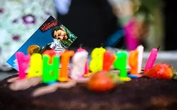 عکس/ جشن تولد شهید مدافع حرم در کنار مزارش