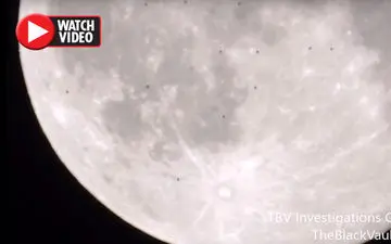 پرواز همزمان دهها یوفو از روی ماه! +فیلم