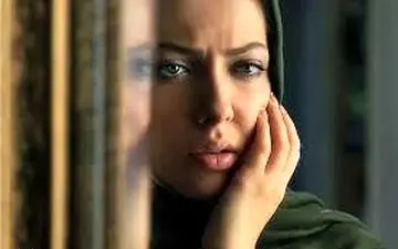 تیپ و حرکت عجیب شراره سلیم بیات در یک نمایش