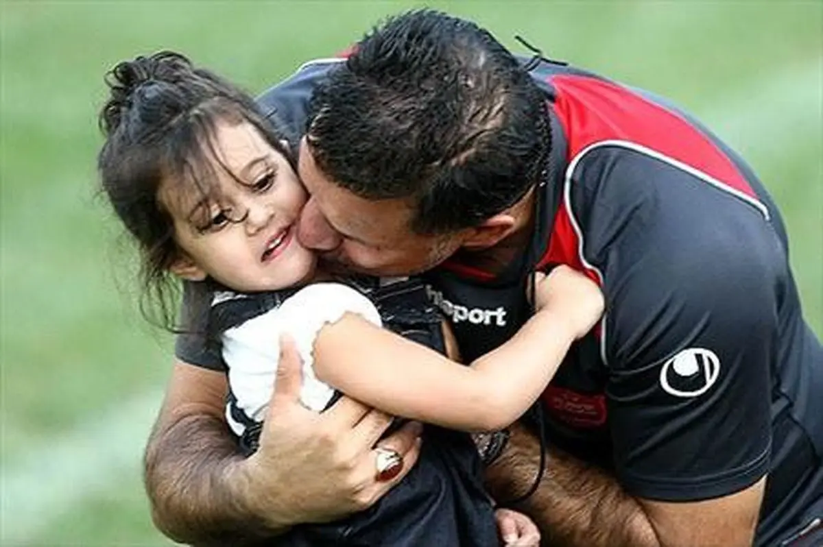 عکس/ دختر اسطوره پرسپولیس در آغوش پدرش