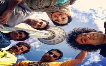 سلفی جالب هنرمندان در کنار برج میلاد (عکس)