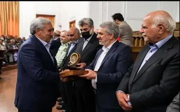 تقدیر از چهره‌های شاخص صنفی کشوری در آیین روز ملی اصناف/دریافت تندیس افتخار "الکاسب‌حبیب‌الله" توسط کاسب کرمانشاهی