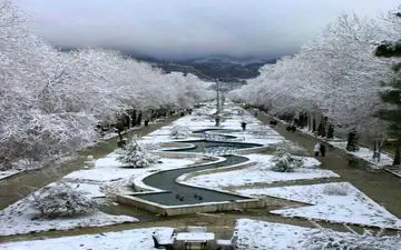 طاق بستان در یک روز برفی